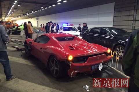 一輛蘭博基尼與一輛法拉利發(fā)生事故，現(xiàn)場狀況慘烈