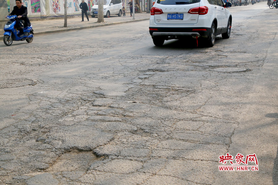 商城路的路面上布滿(mǎn)了裂紋