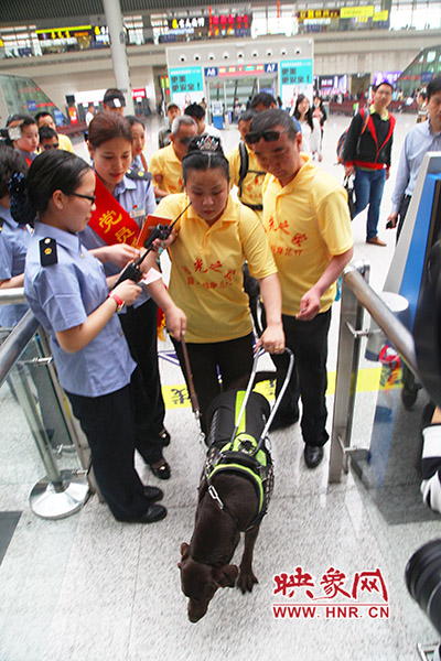 檢票進(jìn)站。