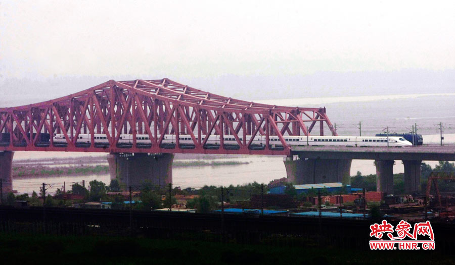 跨越黃河的鄭焦鐵路動(dòng)車(chē)組列車(chē)