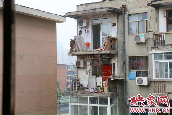 樓上多處陽(yáng)臺(tái)出現(xiàn)裂縫，隨時(shí)有掉落危險(xiǎn)