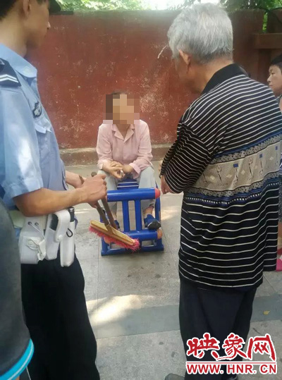 老太當(dāng)時(shí)坐在健身器材上做仰臥起坐，說環(huán)衛(wèi)工人影響她鍛煉身體了，便開始謾罵環(huán)衛(wèi)工人。