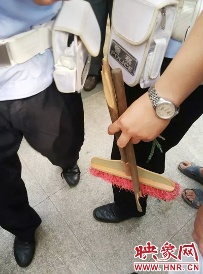 老太從環(huán)衛(wèi)工手中奪過掃帚，用腳踩斷，用力向環(huán)衛(wèi)工人的手上和腿上敲去。