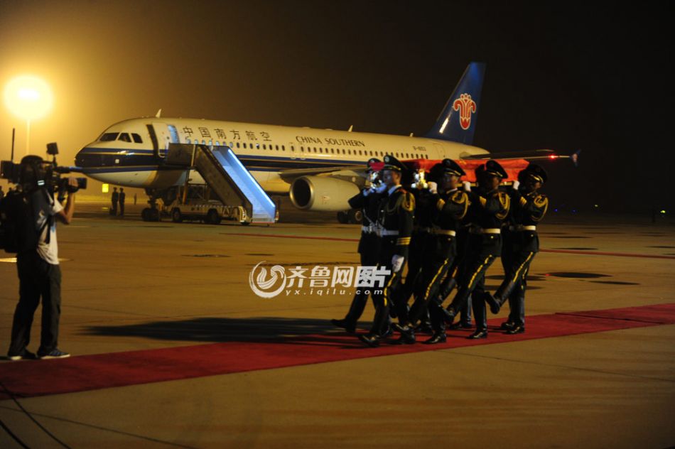 張楠烈士靈柩回國迎接儀式現(xiàn)場 張楠烈士靈柩回國迎接儀式現(xiàn)場