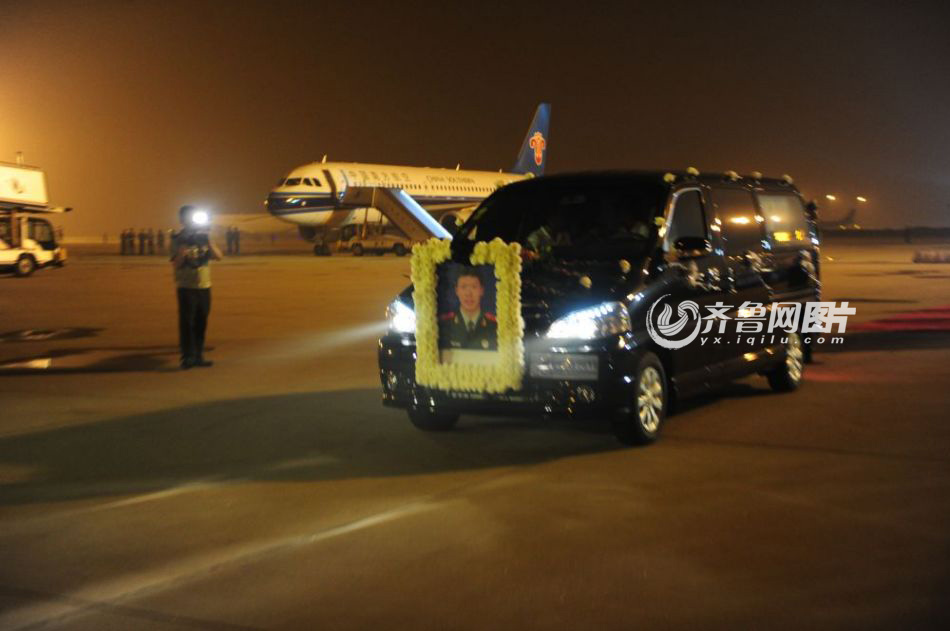 張楠烈士靈柩回國迎接儀式現(xiàn)場 張楠烈士靈柩回國迎接儀式現(xiàn)場