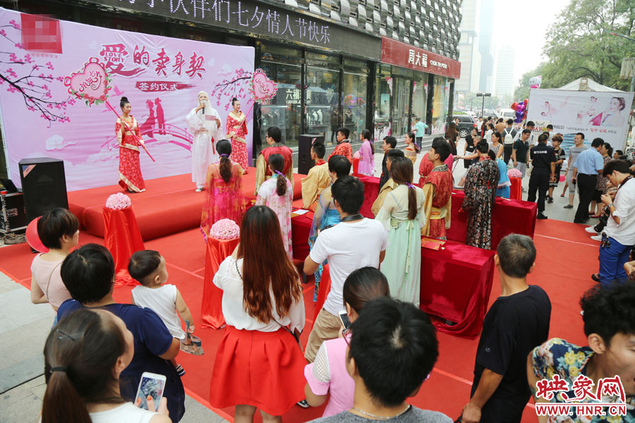 活動現(xiàn)場，聚集了大量圍觀群眾。