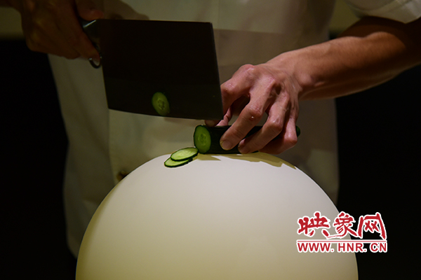 在面團(tuán)氣球上切菜。