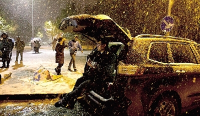 彈琴?gòu)椀绞种付紱](méi)知覺了，還在一首又一首地唱。