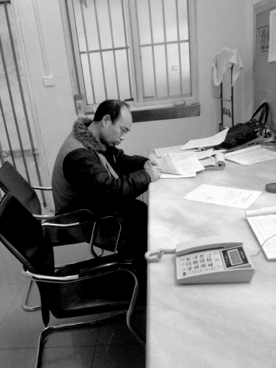 侯見志在看守所中簽署上訴書。律師供圖