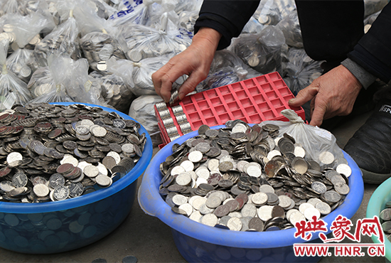 這筆“巨資”大部分已被員工清點好，都是1元硬幣，每500元用一小袋裝起來。