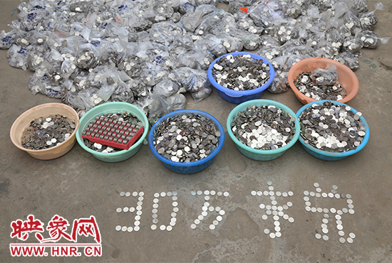 據(jù)負(fù)責(zé)清點“巨資”的張大爺介紹，這筆“巨資”積攢了兩個月左右，有30萬左右，重達(dá)3000多斤。