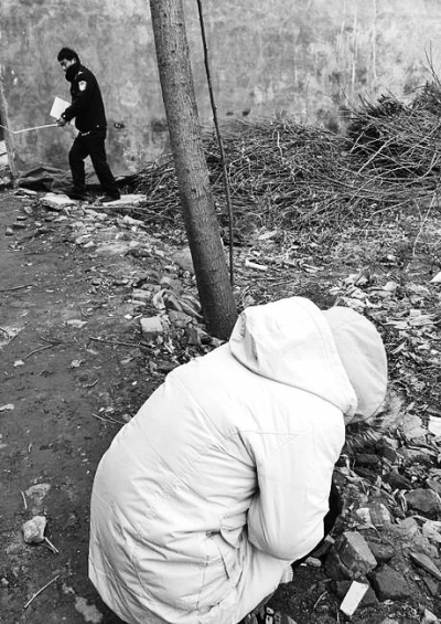 案發(fā)現(xiàn)場附近，死者的姐姐在痛哭。