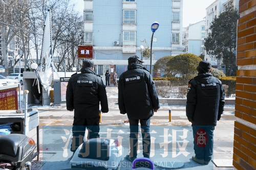 小區(qū)門(mén)口有兩撥保安把門(mén)，分屬不同的物業(yè)公司