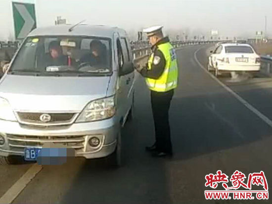 2月3日，一名男子因錯過了路口不顧自身安全竟然在高速上逆行，被焦作高速交警逮個正著。