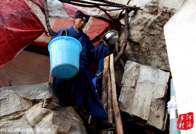 老崔居住的地方?jīng)]有通電，有了手機之后，就多了一項差事，隔天需要下山找地方給手機充電。一年多來，經(jīng)常上山下山，加上誦經(jīng)燒香，老崔的身體硬朗了很多，山路上行走，甚至比途經(jīng)的驢友更加迅速。