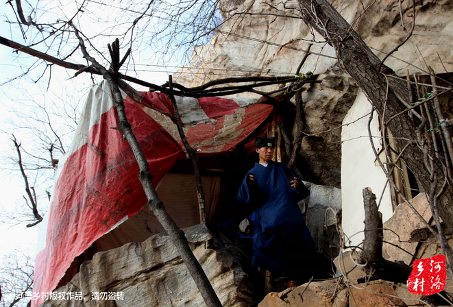 那個打斷老崔肋骨的道友搬走了，此刻半山腰只剩下老崔一個人，除了山下的香客，也只有偶爾登山的驢友路過。老崔一副面帶微笑的慈祥模樣，也贏得香客好感，有山下香客邀請他春節(jié)下山過年，老崔有些糾結，對于香客的邀請，是去還是不去呢？
