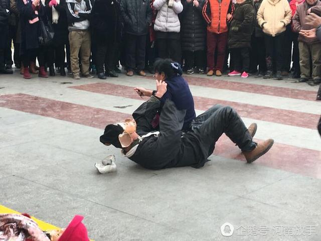 洛陽(yáng)大叔扮豬八戒 一個(gè)動(dòng)作令人臉紅