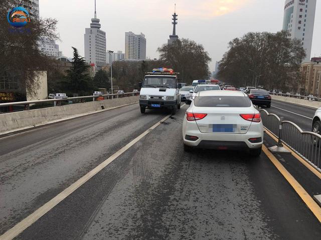 鄭州私家車(chē)撞毀十米護(hù)欄　司機(jī)抽著煙逆行下橋