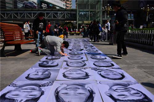 500張笑臉綻放二七廣場 只因?yàn)橐粋€特殊的日子