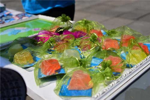 500張笑臉綻放二七廣場 只因?yàn)橐粋€特殊的日子