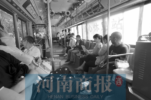 高考家長(zhǎng)坐公交“討彩頭” 網(wǎng)友提醒：“別坐985路” 為啥？