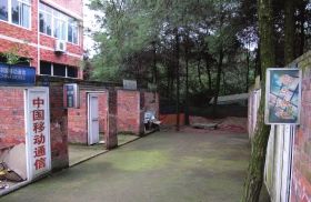 緊挨鐵山坪基地，有一條“迷你”街道，雖然簡陋，但尚未拆去的店鋪名稱顯出了曾經(jīng)的“繁華”。組圖/記者倪志剛