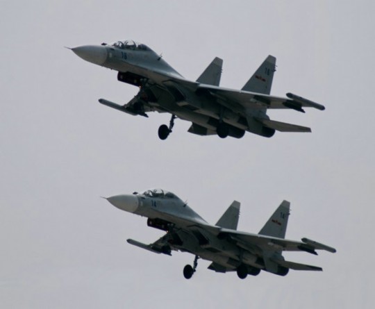 資料圖：解放軍蘇-30戰(zhàn)機(jī)編隊(duì)飛行。