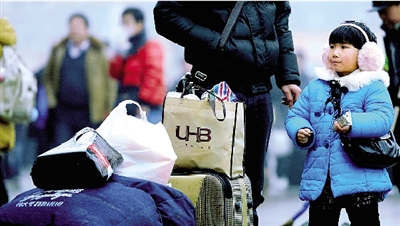 昨天上午，一名隨家長回老家的小女孩在等候進(jìn)站。