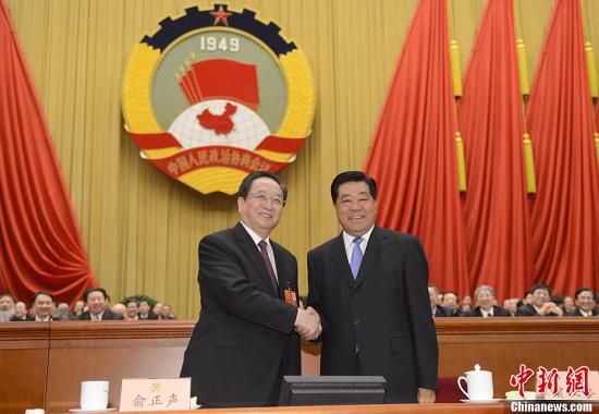 3月11日下午，全國(guó)政協(xié)十二屆一次會(huì)議在北京人民大會(huì)堂舉行第四次全體會(huì)議，俞正聲當(dāng)選政協(xié)第十二屆全國(guó)委員會(huì)主席。圖為政協(xié)第十一屆全國(guó)委員會(huì)主席賈慶林和俞正聲握手，表示祝賀。中新社發(fā) 廖攀 攝