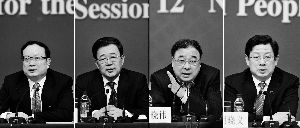 昨天，國務(wù)院深化醫(yī)藥衛(wèi)生體制改革領(lǐng)導(dǎo)小組辦公室負(fù)責(zé)人王保安、孫志剛、馬曉偉、胡曉義（從左至右）就“醫(yī)藥衛(wèi)生體制改革”有關(guān)問題回答記者提問。記者王鵬/攝