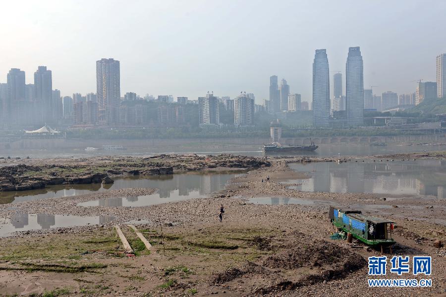 長江重慶段水域大片江灘裸露(5月4日攝)。