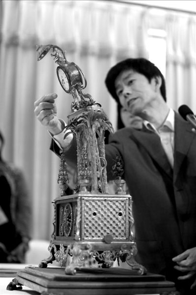 昨天，故宮文物修復(fù)專家向記者介紹“人打鐘”的損壞情況。圖/CFP