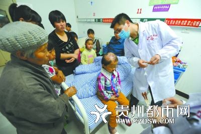 醫(yī)生為小麗作檢查。