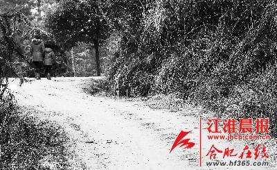 2月21日，媽媽帶著小雪離開了村子。 晨報(bào)記者 高博 攝