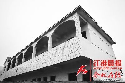 事發(fā)小學(xué)。晨報(bào)記者 高博 攝