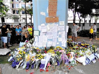 　昨日，廈門市民在BRT的橋墩下放上鮮花悼念逝者。新京報記者 郭鐵流 攝