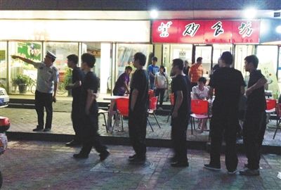 6月13日晚10點(diǎn)，朝陽(yáng)區(qū)國(guó)美第一城附近，一名城管隊(duì)員帶領(lǐng)一隊(duì)協(xié)管例行巡查街邊大排檔。新京報(bào)記者 尹亞飛 攝