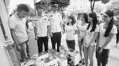 “美女執(zhí)法”。