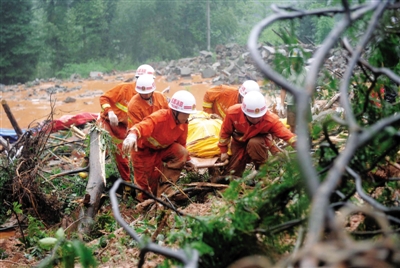 昨日，消防隊(duì)員在四川省都江堰市中興鎮(zhèn)三溪村滑坡現(xiàn)場(chǎng)運(yùn)送遇難者遺體。新華社記者 薛玉斌 攝