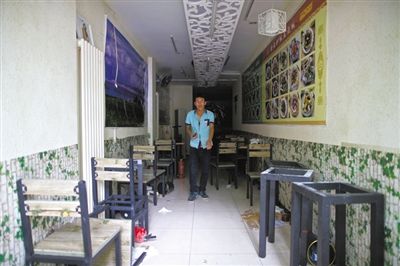 發(fā)生女童劫持事件的面館，事后現(xiàn)場一片狼藉。新京報(bào)記者 周崗峰 攝