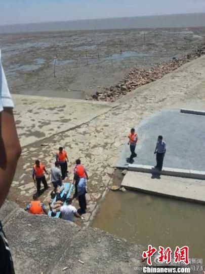 圖為網(wǎng)友@龍眼看新聞提供的溺水事故救援現(xiàn)場。 網(wǎng)友@龍眼看新聞 攝