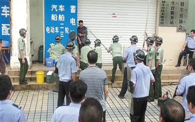 昨日，警方趕到現(xiàn)場制服嫌疑人何某。