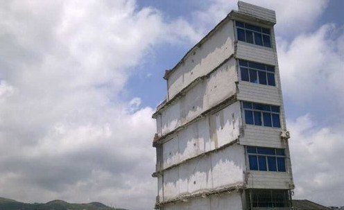 溫州“片片樓”佇立3年 斷水?dāng)嚯姂?hù)主打井生活