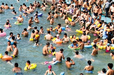 昨日，濟(jì)南市最高氣溫超過(guò)37℃，位于市區(qū)黑虎泉畔的泉水浴場(chǎng)免費(fèi)開(kāi)放。