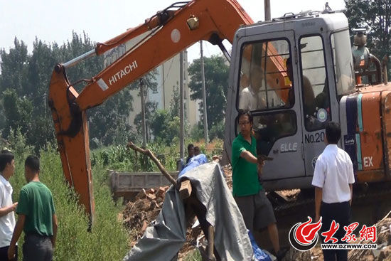 陳寶成手持自制刀斧守在挖掘機旁阻止便衣民警靠前。（視頻截圖）