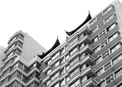 從三香大廈樓下能看見“空中園林”的亭檐一角。