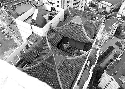 前日，從三香大廈另一單元樓頂俯拍“空中園林”。