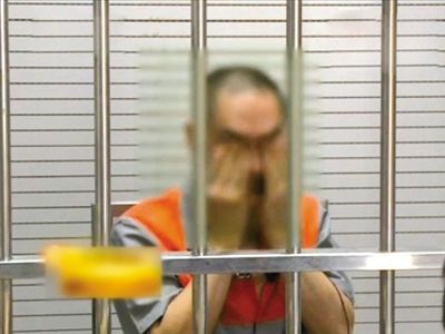 韓磊掩面哭泣。