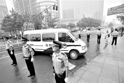 　　昨日早上,押解李某某的車隊(duì)開進(jìn)法院。當(dāng)日,李某某等5人涉嫌強(qiáng)奸案在海淀法院不公開審理。本版攝影/新京報(bào)記者 王貴彬