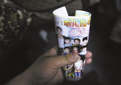 2012年8月1日，事發(fā)幼兒園一受害女童展示班級合影。